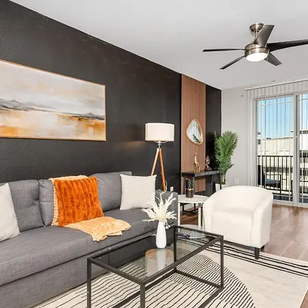 Sleek 2Br-Spring Training! W Pool, Gym&Parking Apartment